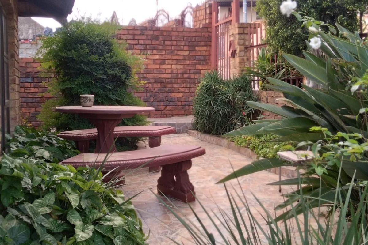 Spacious 3 bedroom home in Atteridgeville + 2 garages + 2 carports - Photo 3