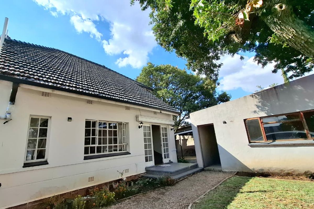 Double storey 3 bedroom 2 bathroom Orange Grove home  - Photo 5