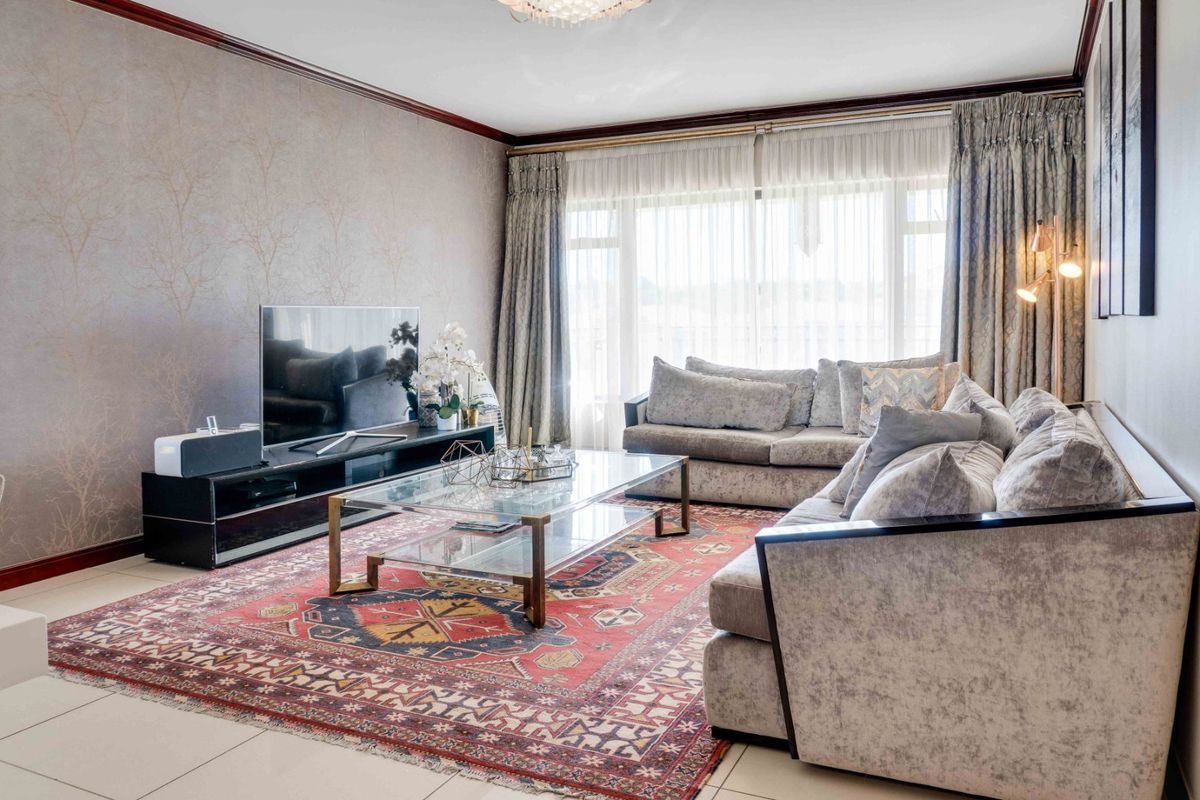 3-bedroom, 2-bathroom apartment situated in the sought-after Lake Xanadu complex in Blue Hills. - Photo 2