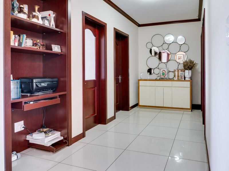 3-bedroom, 2-bathroom apartment situated in the sought-after Lake Xanadu complex in Blue Hills. - Photo 9
