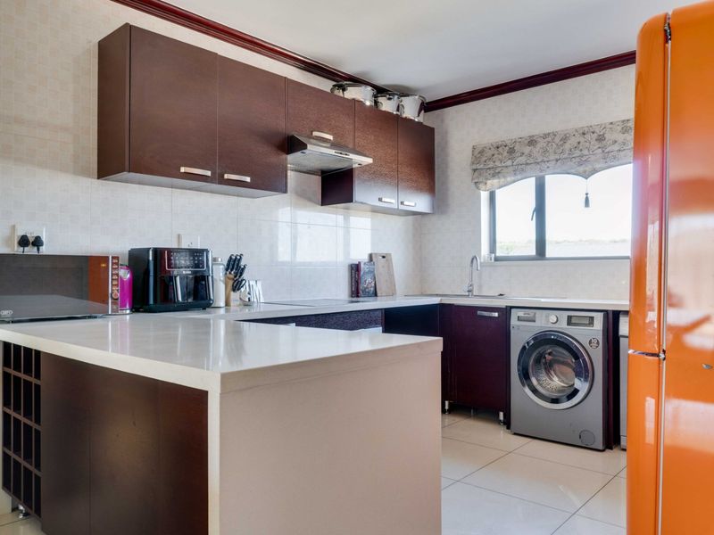 3-bedroom, 2-bathroom apartment situated in the sought-after Lake Xanadu complex in Blue Hills. - Photo 6