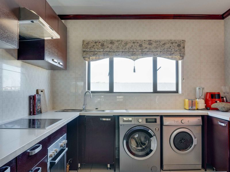 3-bedroom, 2-bathroom apartment situated in the sought-after Lake Xanadu complex in Blue Hills. - Photo 8