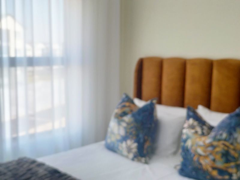 Modern 3-Bedroom, 2-Bathroom Luxury Apartment - Photo 3