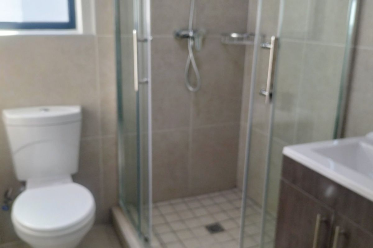 Modern 3-Bedroom, 2-Bathroom Luxury Apartment - Photo 5
