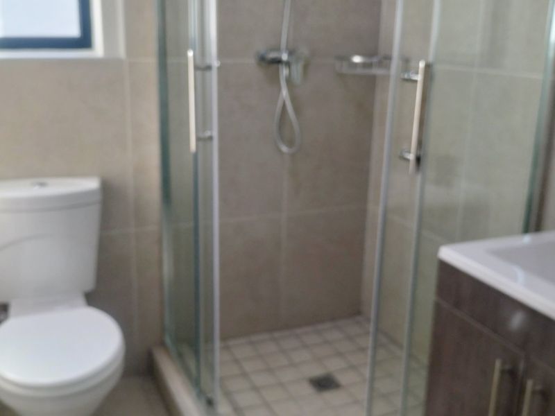 Modern 3-Bedroom, 2-Bathroom Luxury Apartment - Photo 5