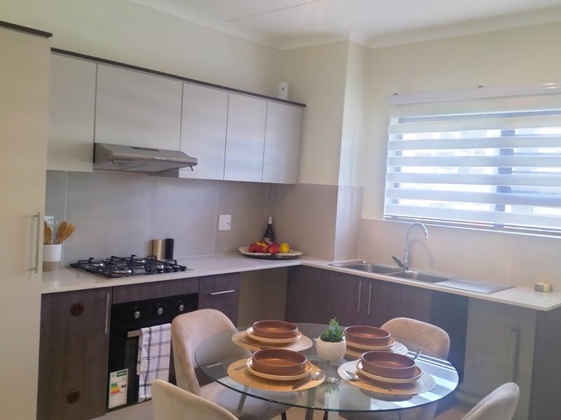 Modern 3-Bedroom, 2-Bathroom Luxury Apartment - Photo 1