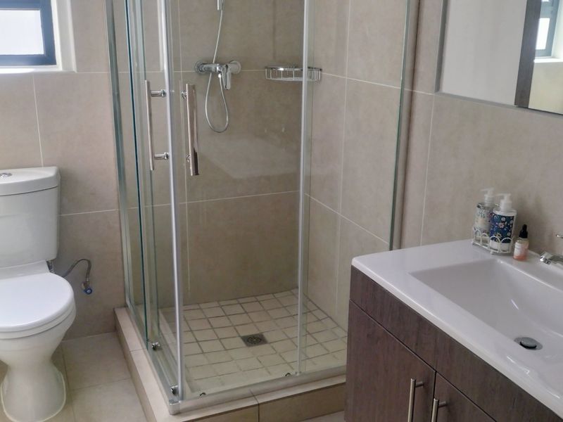Modern 3-Bedroom, 2-Bathroom Luxury Apartment - Photo 6