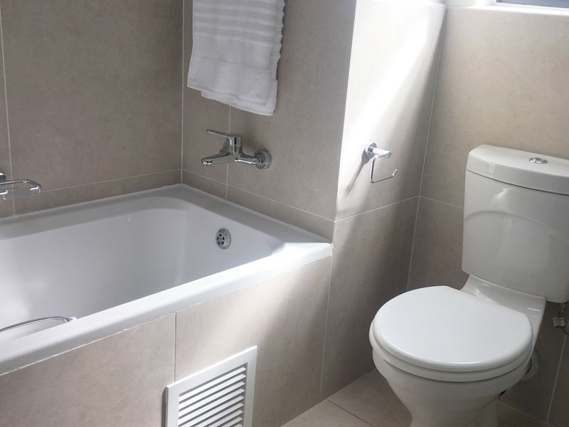 Modern 3-Bedroom, 2-Bathroom Luxury Apartment - Photo 8