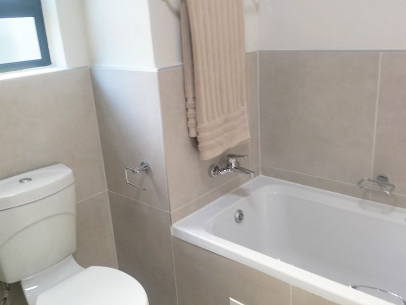 Modern 3-Bedroom, 2-Bathroom Luxury Apartment - Photo 7