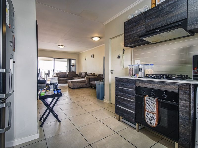 Bright Greenstone flat with open plan living and Balcony with views. - Photo 3