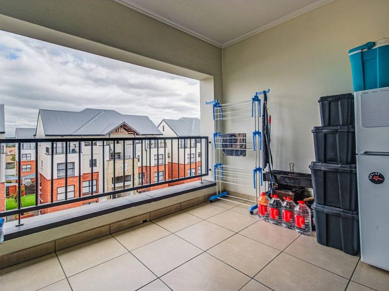 Bright Greenstone flat with open plan living and Balcony with views. - Photo 10