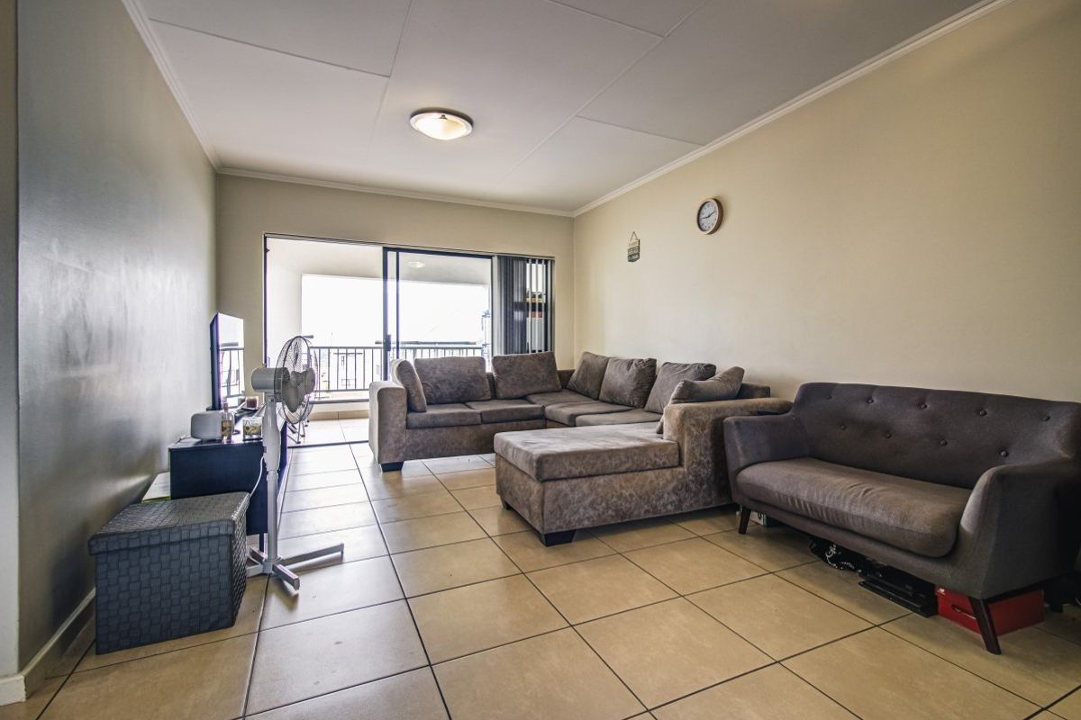 Bright Greenstone flat with open plan living and Balcony with views. - Photo 5