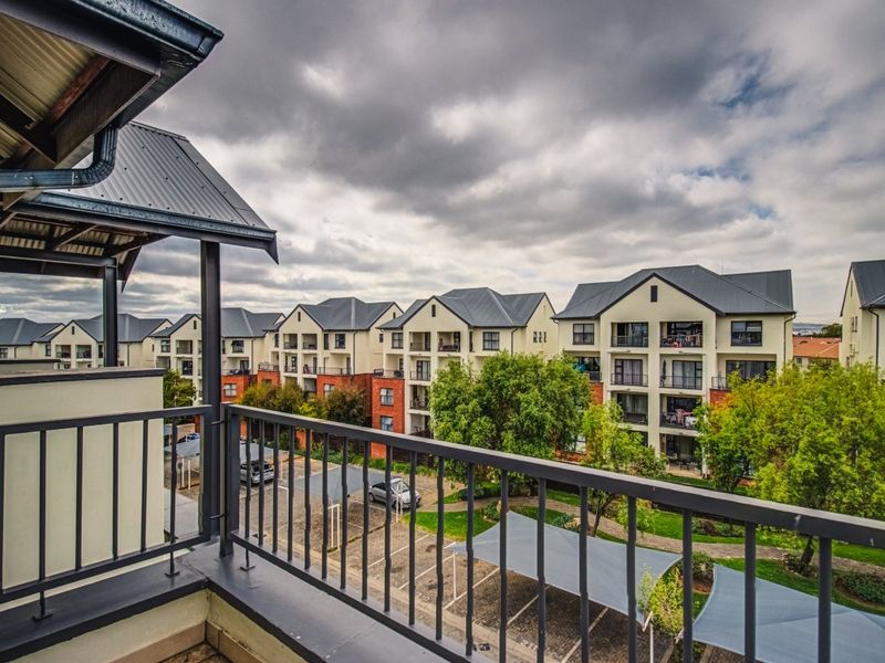 Bright Greenstone flat with open plan living and Balcony with views. - Photo 9