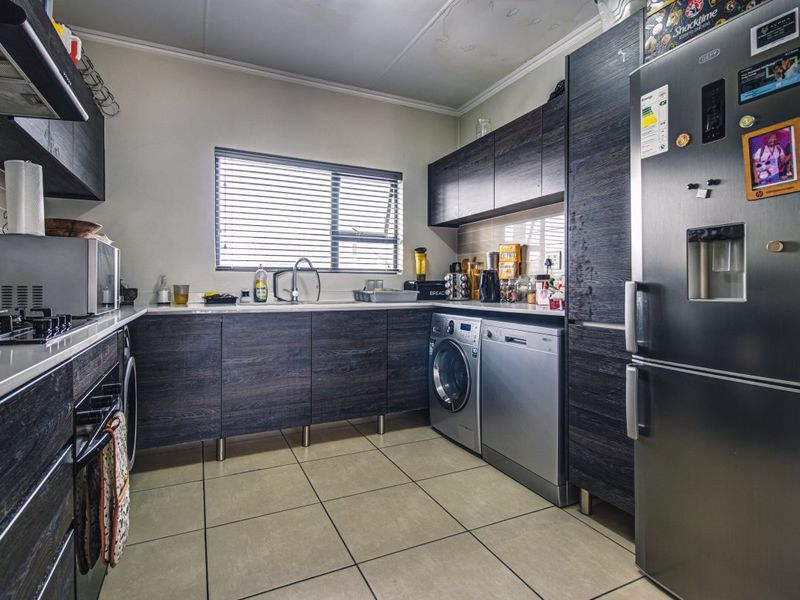 Bright Greenstone flat with open plan living and Balcony with views. - Photo 2