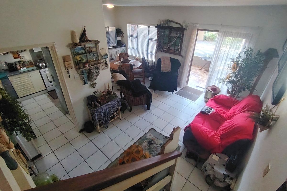 MR670939 Two (Converted garage into third bedroom) Bedroom Duplex with direct access to the beach. - Photo 2