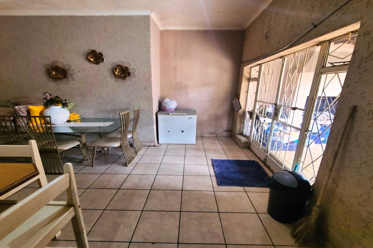 Spacious 3-Bedroom Family Home with Pool, Garage & Carports in Benoni - Photo 4