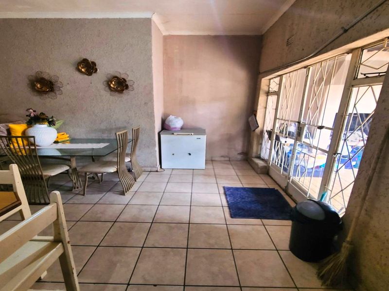 Spacious 3-Bedroom Family Home with Pool, Garage & Carports in Benoni - Photo 4