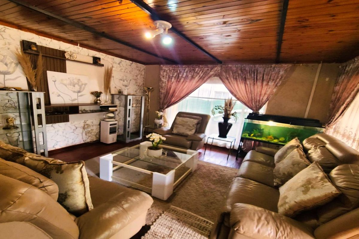 Spacious 3-Bedroom Family Home with Pool, Garage & Carports in Benoni - Photo 3
