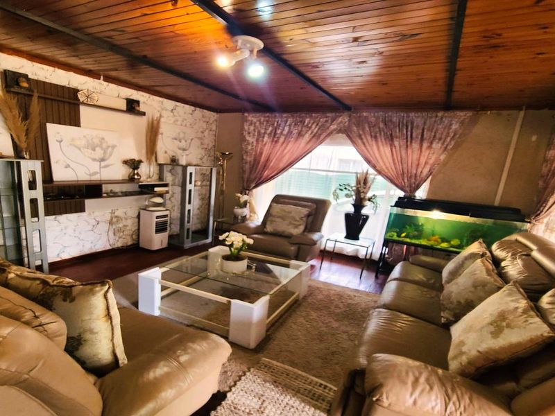 Spacious 3-Bedroom Family Home with Pool, Garage & Carports in Benoni - Photo 3
