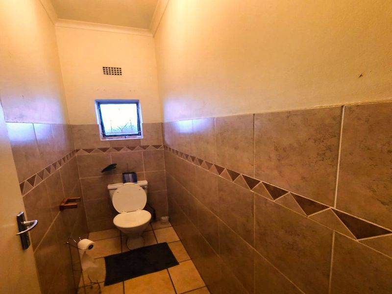 Spacious 3-Bedroom Family Home with Pool, Garage & Carports in Benoni - Photo 9