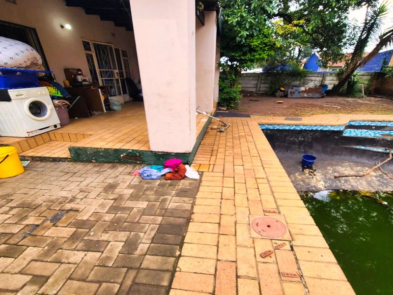 Spacious 3-Bedroom Family Home with Pool, Garage & Carports in Benoni - Photo 10