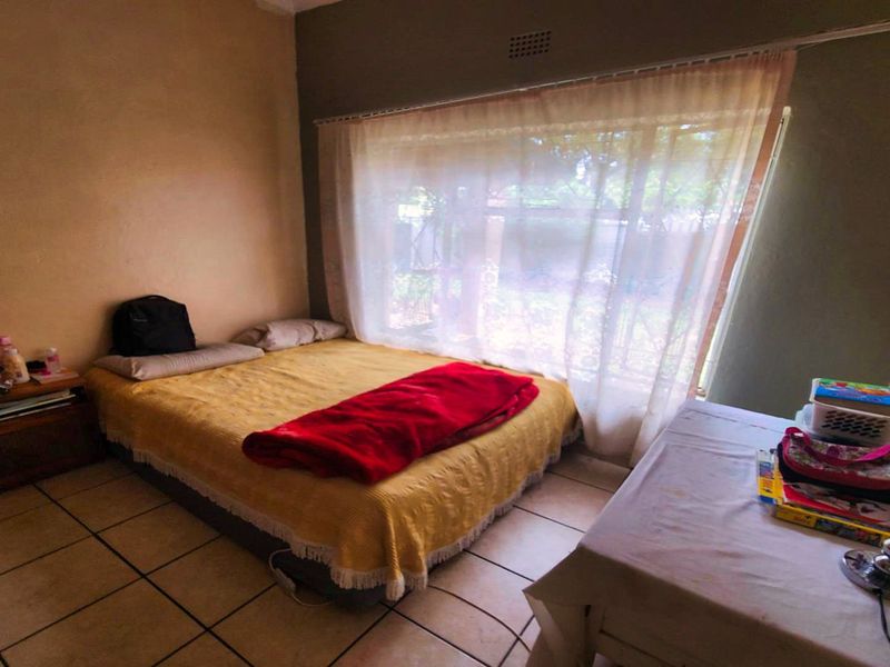 Spacious 3-Bedroom Family Home with Pool, Garage & Carports in Benoni - Photo 7