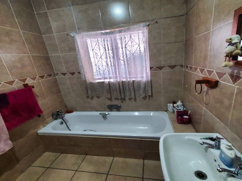 Spacious 3-Bedroom Family Home with Pool, Garage & Carports in Benoni - Photo 8