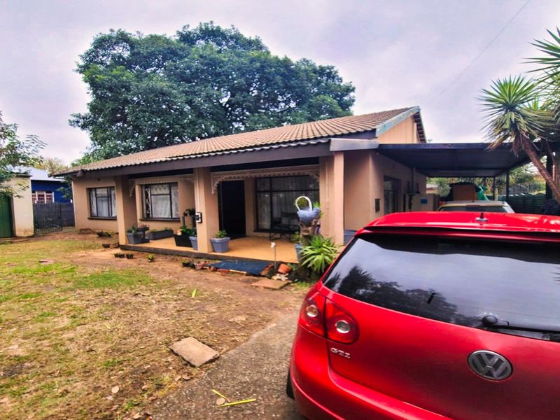 Spacious 3-Bedroom Family Home with Pool, Garage & Carports in Benoni - Photo 1