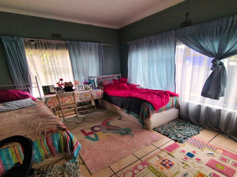 Spacious 3-Bedroom Family Home with Pool, Garage & Carports in Benoni - Photo 6