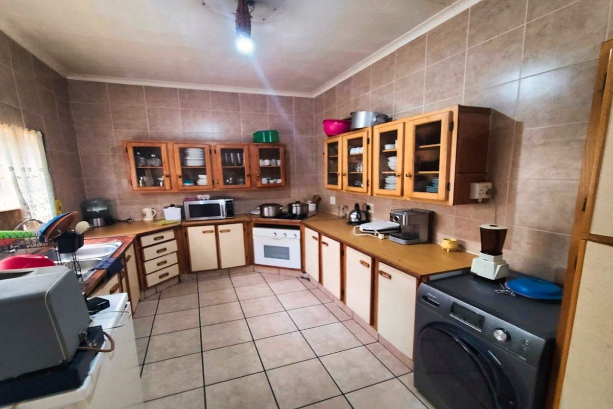Spacious 3-Bedroom Family Home with Pool, Garage & Carports in Benoni - Photo 2