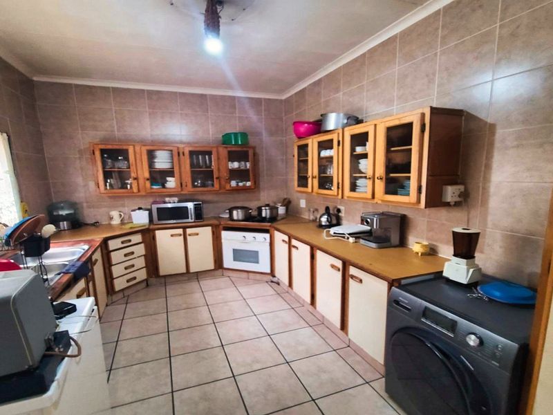 Spacious 3-Bedroom Family Home with Pool, Garage & Carports in Benoni - Photo 2