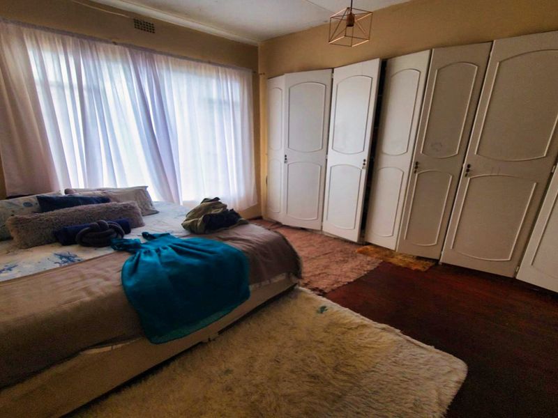 Spacious 3-Bedroom Family Home with Pool, Garage & Carports in Benoni - Photo 5