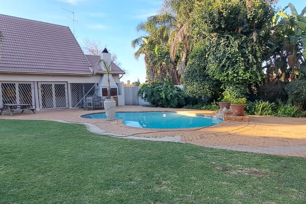 5 Bedroom House for Sale in Van Riebeeck Park - Photo 4