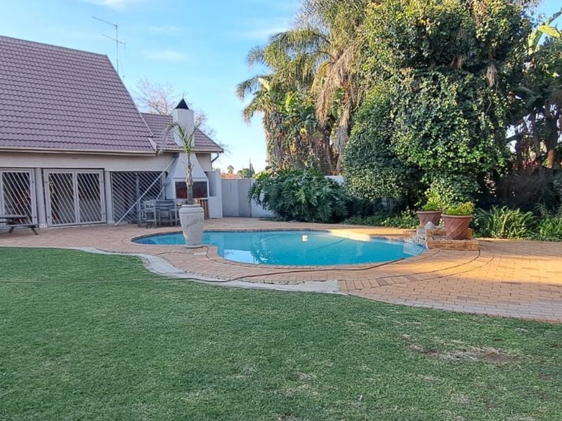 5 Bedroom House for Sale in Van Riebeeck Park - Photo 4