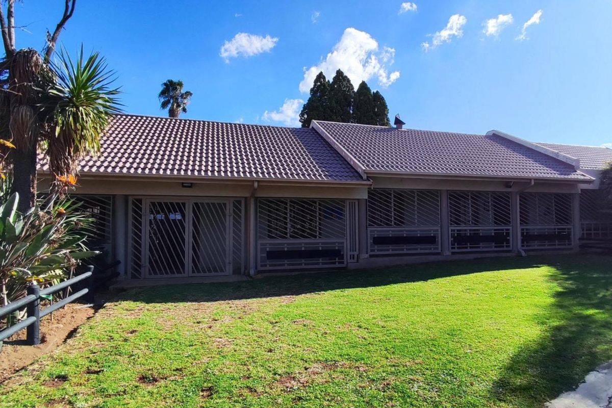 5 Bedroom House for Sale in Van Riebeeck Park - Photo 5