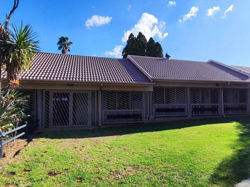 5 Bedroom House for Sale in Van Riebeeck Park - Photo 5