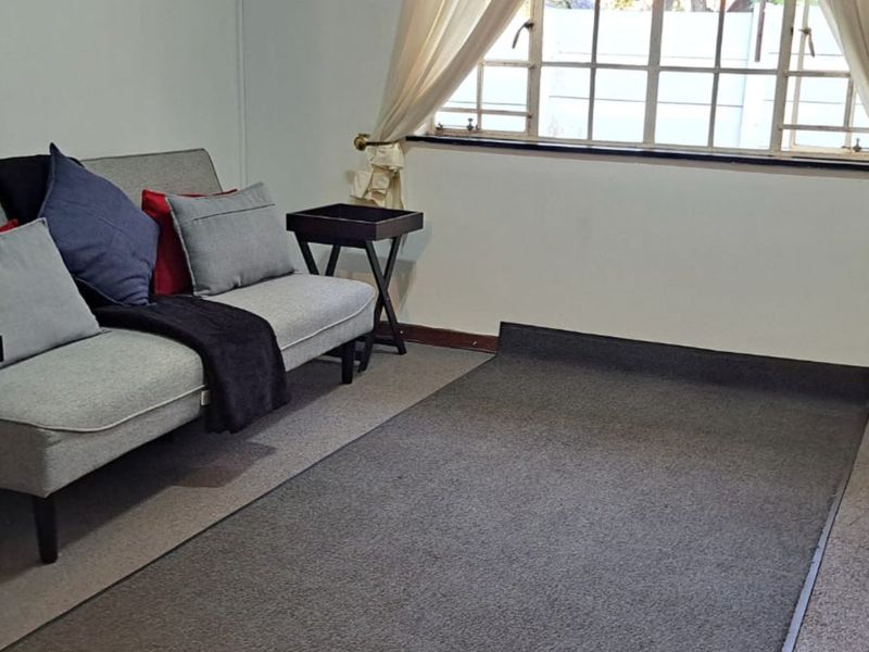 5 Bedroom House for Sale in Van Riebeeck Park - Photo 3