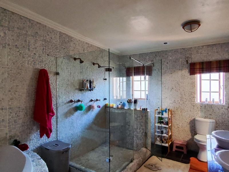 5 Bedroom House for Sale in Van Riebeeck Park - Photo 10