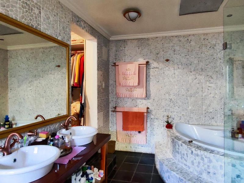 5 Bedroom House for Sale in Van Riebeeck Park - Photo 9