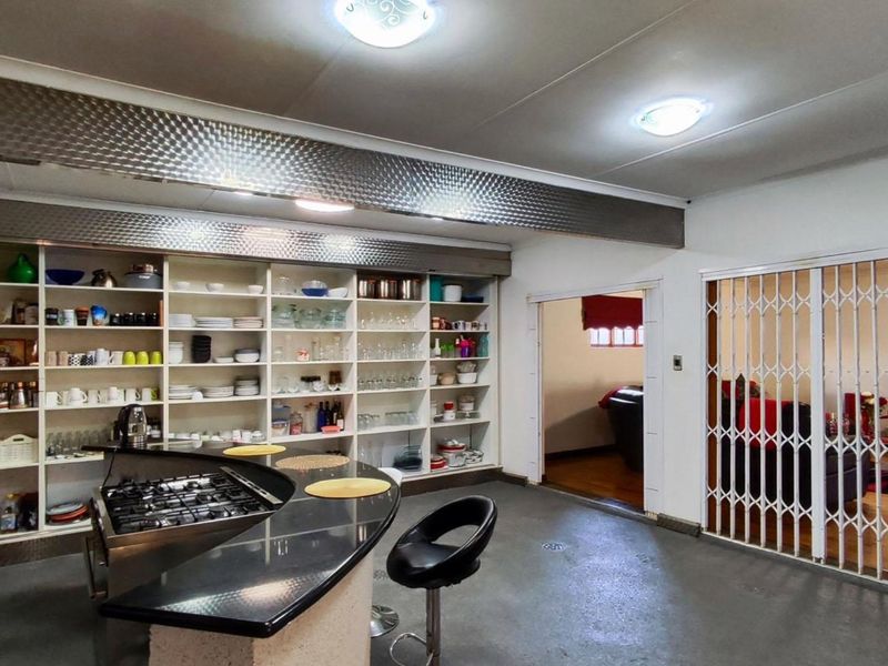 5 Bedroom House for Sale in Van Riebeeck Park - Photo 8
