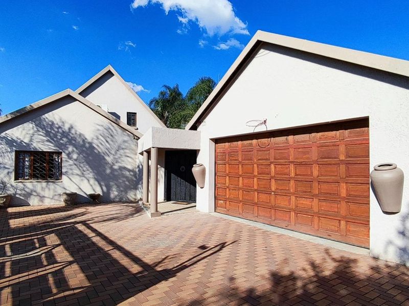 5 Bedroom House for Sale in Van Riebeeck Park - Photo 6