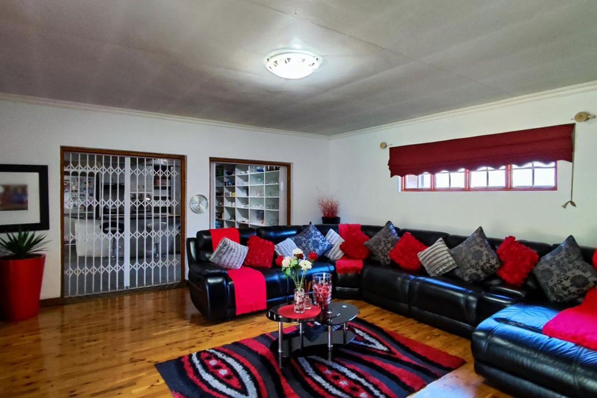 5 Bedroom House for Sale in Van Riebeeck Park - Photo 2
