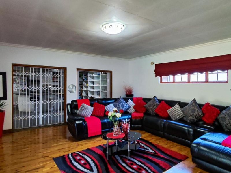 5 Bedroom House for Sale in Van Riebeeck Park - Photo 2