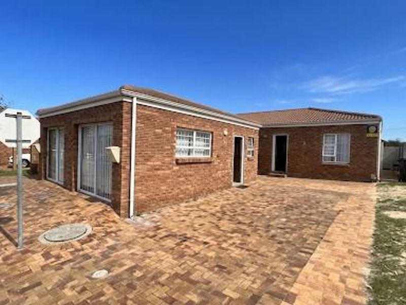 Exclusive Sole Mandate. Charming 2-Bed Home with Income-Generating Flatlet for sale - Photo 2