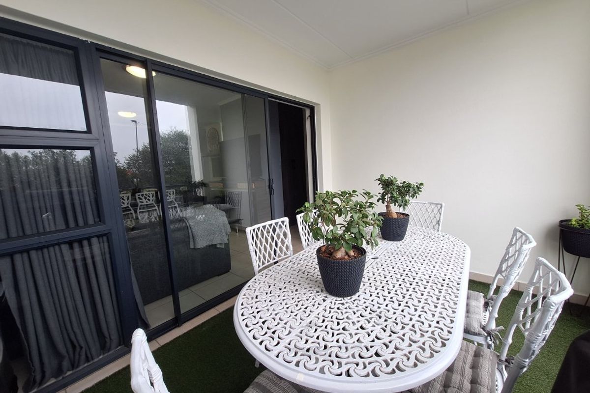 Modern Family Living in Pristine Condition – Move-In Ready! - Photo 2