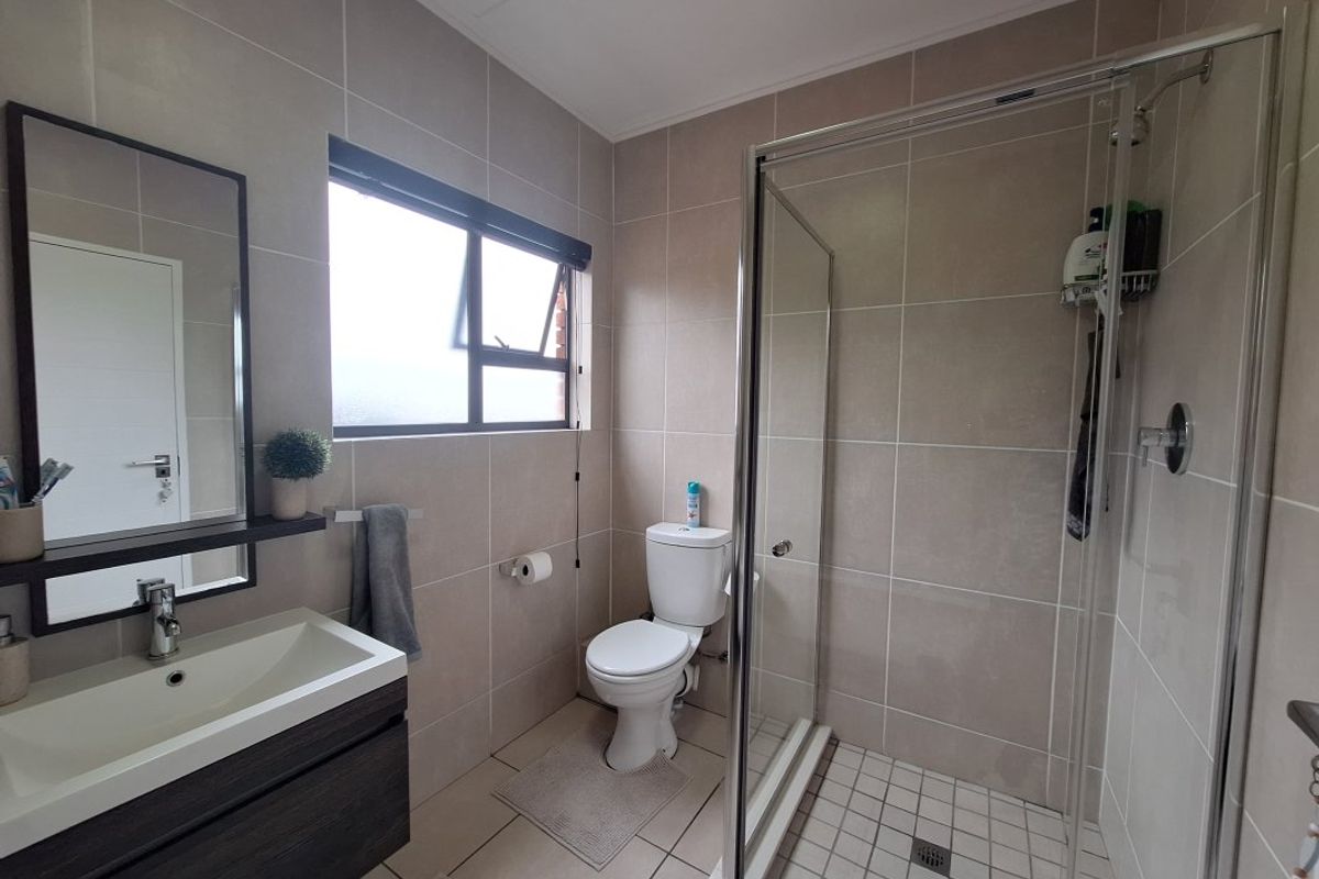Modern Family Living in Pristine Condition – Move-In Ready! - Photo 5