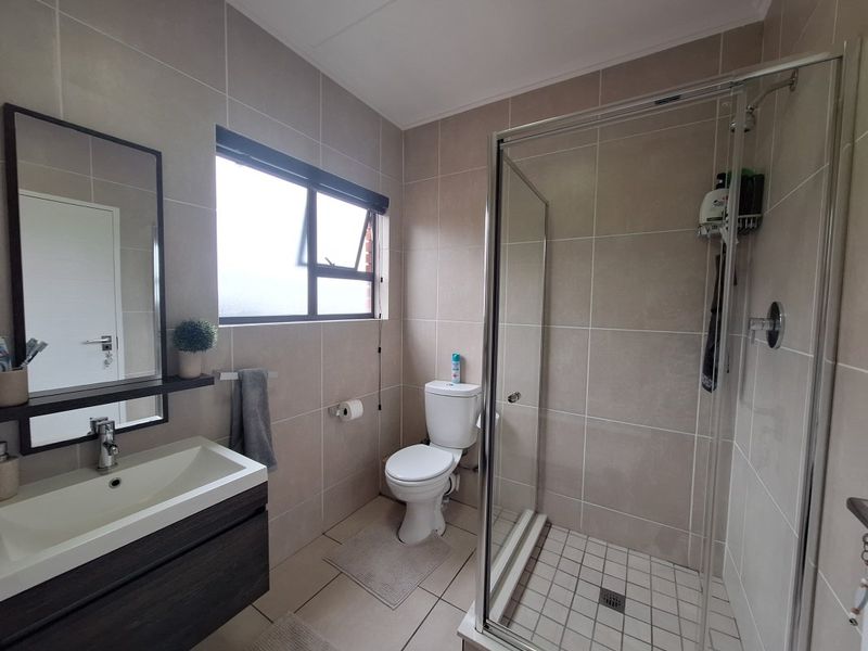 Modern Family Living in Pristine Condition – Move-In Ready! - Photo 5