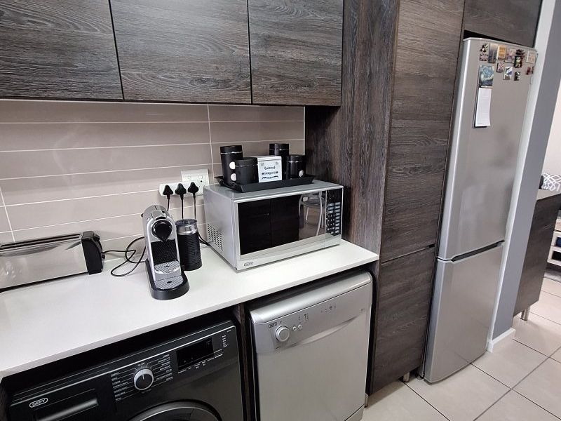 Modern Family Living in Pristine Condition – Move-In Ready! - Photo 10