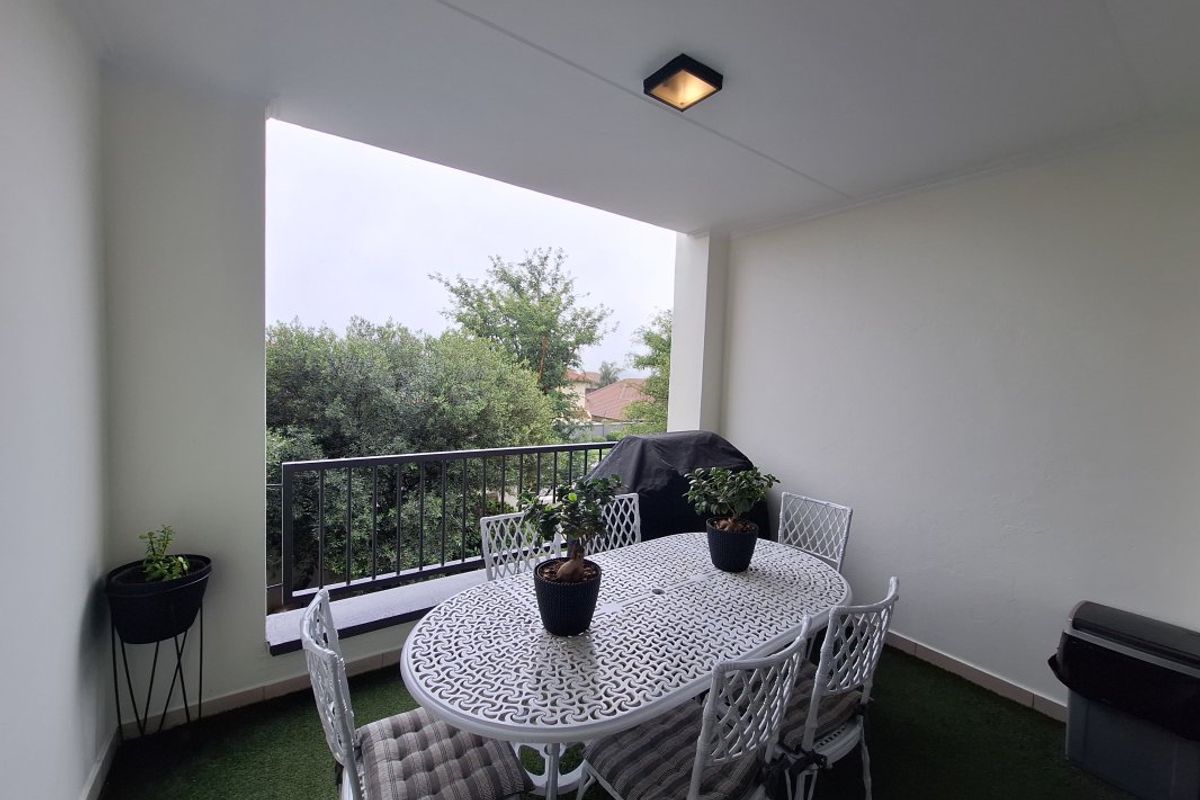 Modern Family Living in Pristine Condition – Move-In Ready! - Photo 3
