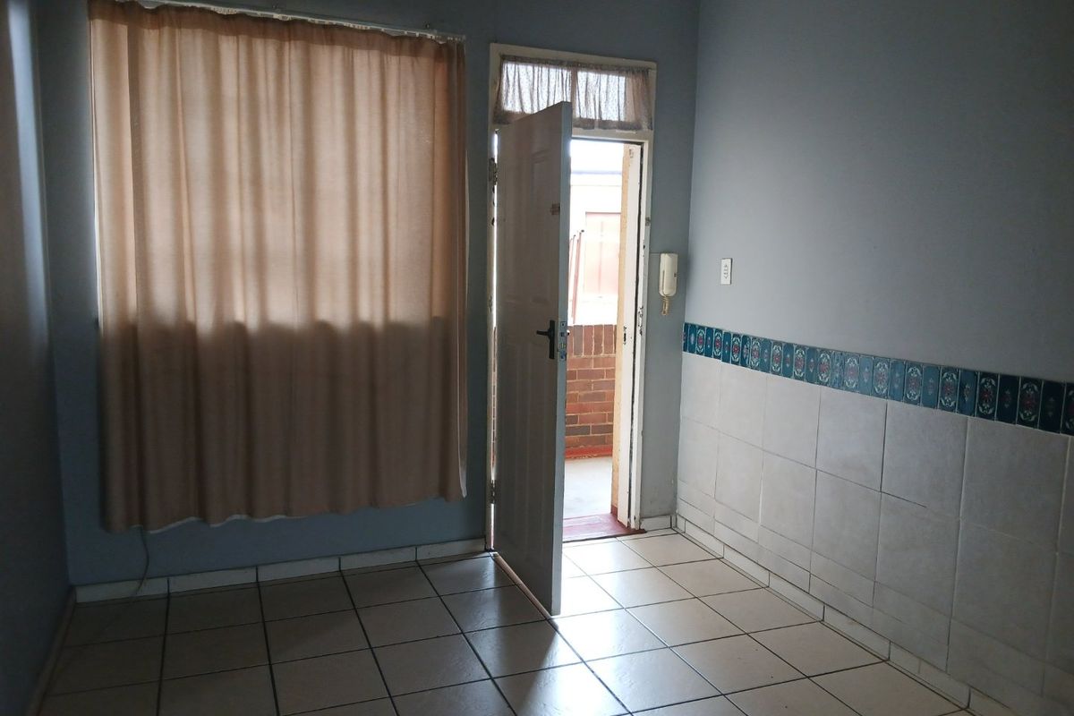 SPACIOUS GROUND FLOOR UNIT - Photo 4